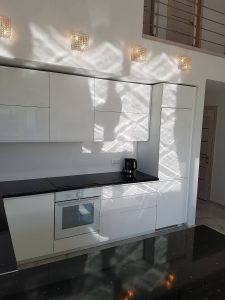 Virtuvinis palangos baldai juoda balta modernas